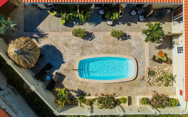 Poolside 1-bed Near Palm Beach