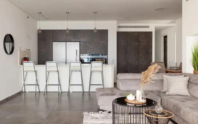 Luxury Penthouse on High Floor with Hot Tub