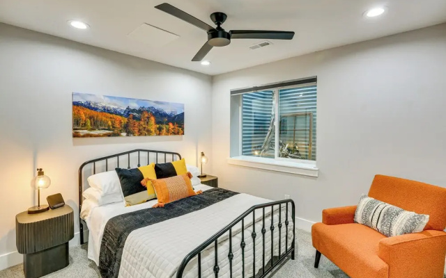 Hot Tub & Mtn-view Rooftop Deck: Golden Home