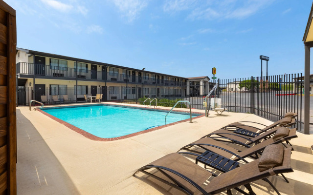 Super 8 by Wyndham Temple S. General Bruce