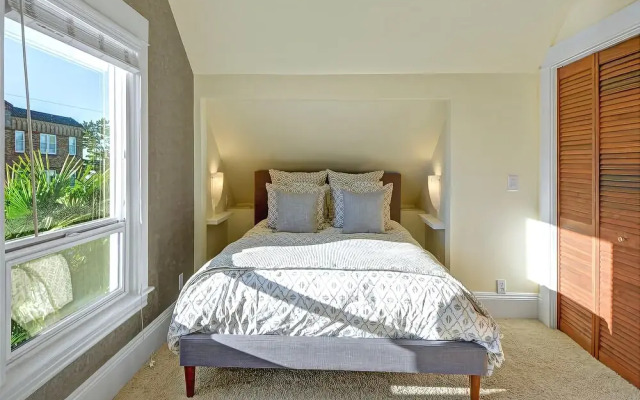 Fremont Oasis - Two Bedroom Home with Fireplace