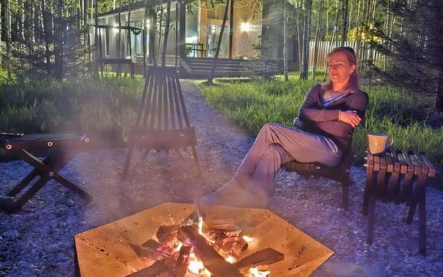 Пaноpaмный дом в хвойнoм лесу с сaуной