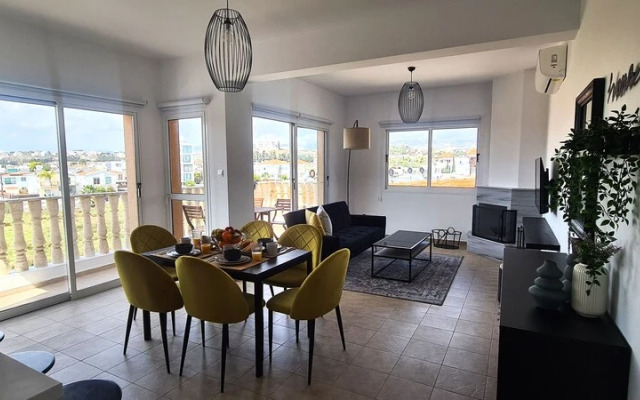 Phaedrus Living: Cityview Luxury Flat Walnut Grove 304