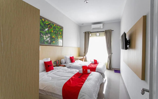 Dhee Har Kostel & Cafe by RedDoorz