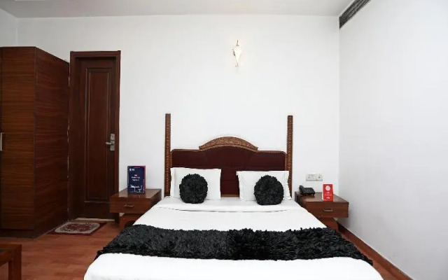 OYO 4258 Hari's Court Inns & Hotels