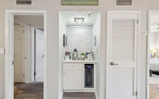 Seaside Bliss Retreat Coastal Condo for 6