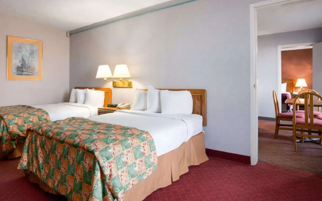 Days Inn & Suites by Wyndham Elyria