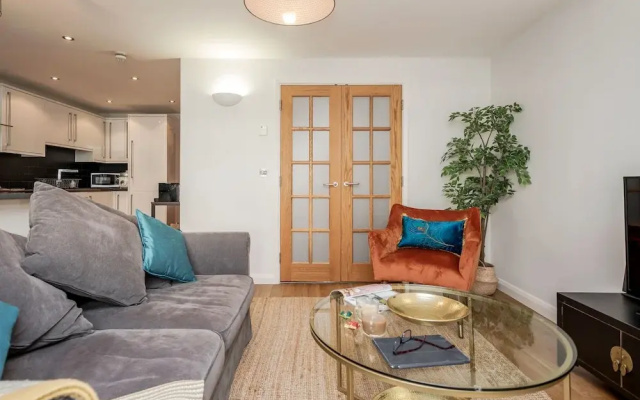 Beautiful Central Windsor Apartment