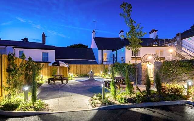 Three Salmons Hotel
