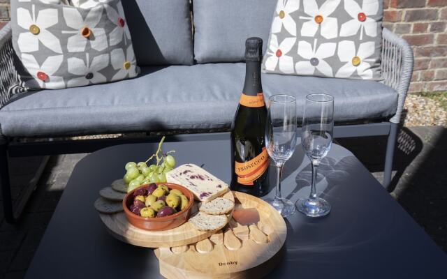 Elliot Oliver - 2 Bedroom Garden Apartment With Parking