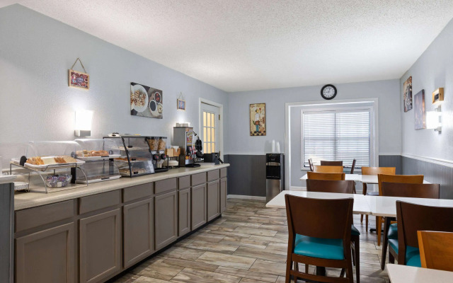 Travelodge by Wyndham Perry National Fairgrounds Area I-75