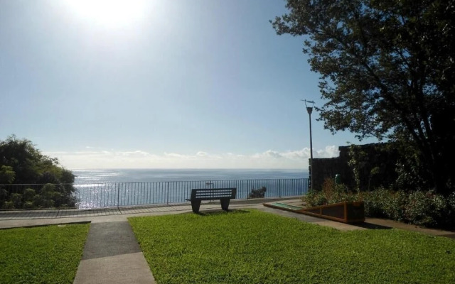 Sunny Apartment with pool by the sea