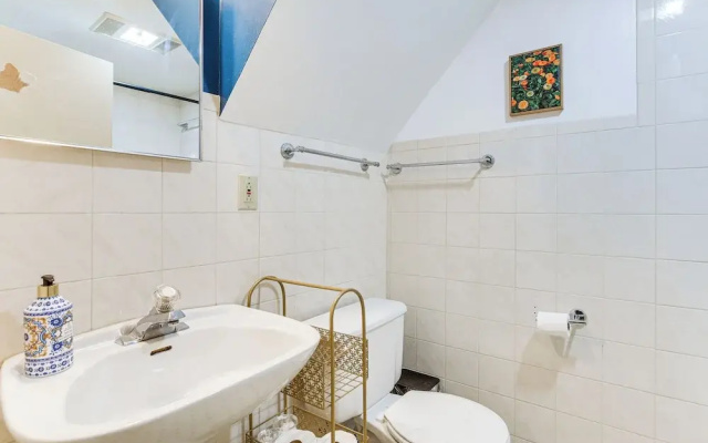 Pet-friendly Abode, 2 Mi to Dtwn Evanston!