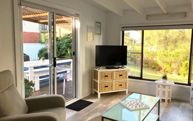 Shellharbour Beach Cottage - walk onto Patrolled beach with flags in summer