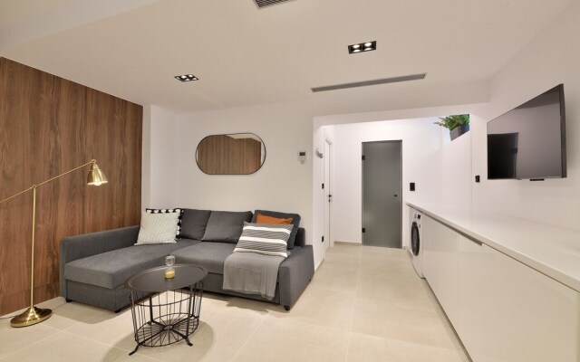Phaedrus Living: City Center Luxury Flat Skoufa