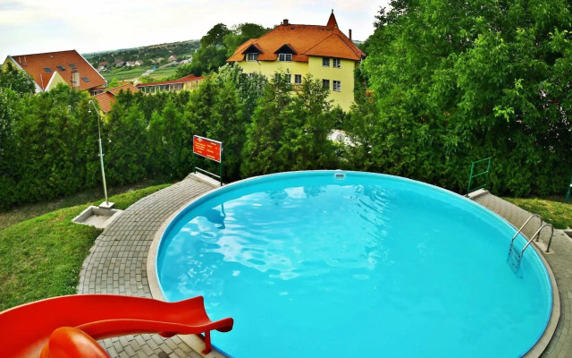 Fried Castle Hotel and Restaurant