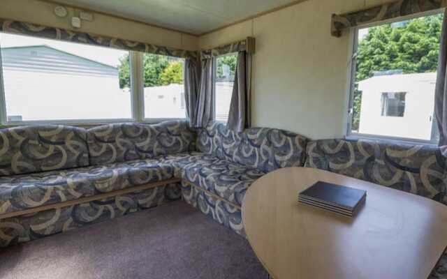 Caravansleeps8-fireplace-petsok-golf-gym-pool