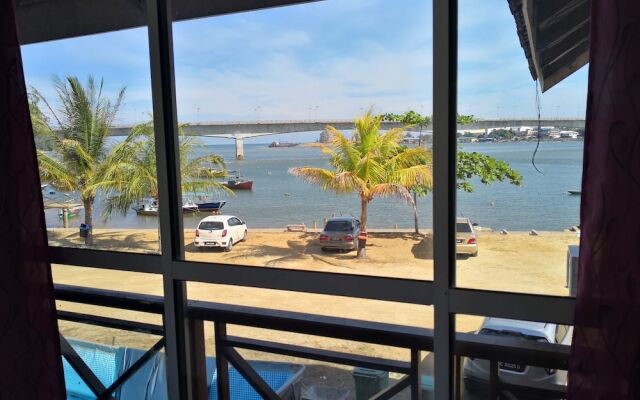 Riverbank Dungun Guesthouse & Cafe