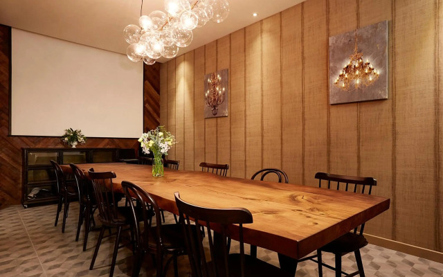 9 Brick Hotel