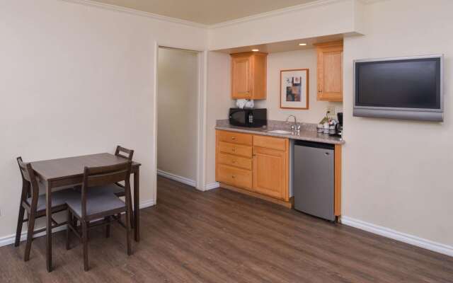 Edgewater Inn And Suites
