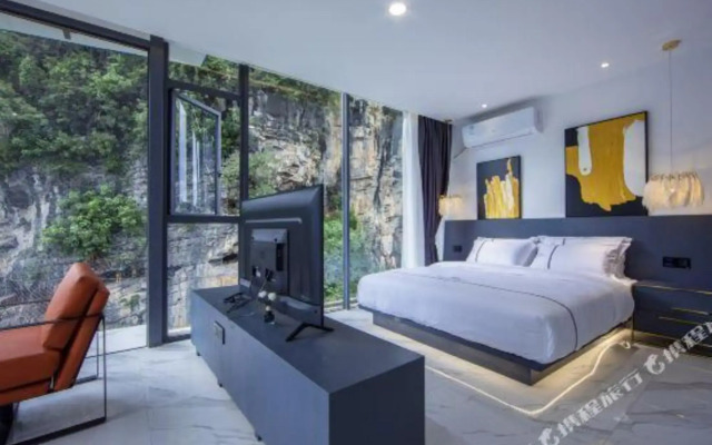 Live by Mountains Hotel