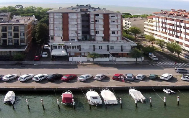 Hotel Carol