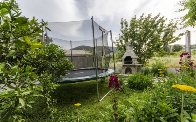 Holiday house More - garden shower: Vinisce, Riviera Trogir