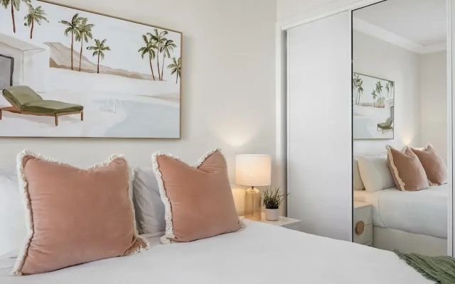 Bright 2-bed Apartment With Stunning Ocean Views