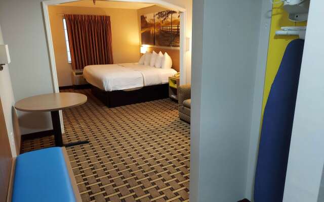 Days Inn & Suites by Wyndham Huntsville