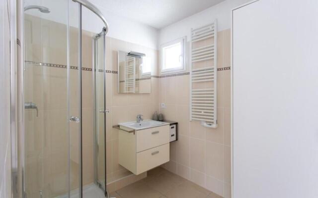 Air-conditioned studio with furnished terrace and parking