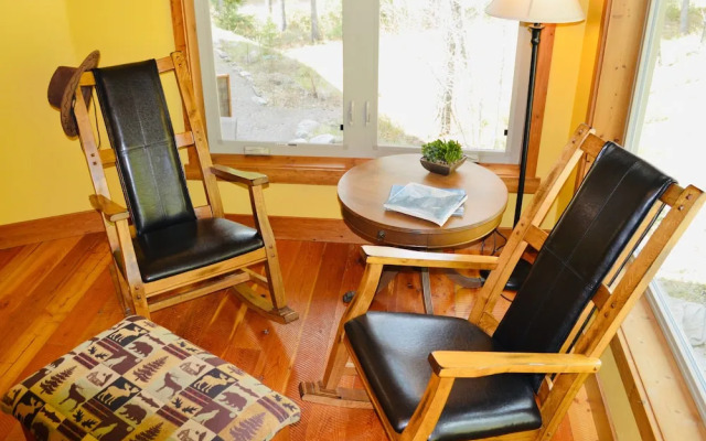 Glacier Guides Lodge