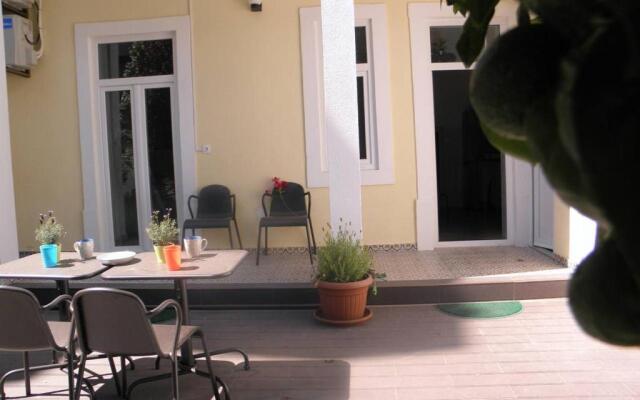 Sunny orange garden apartment in central Lisbon