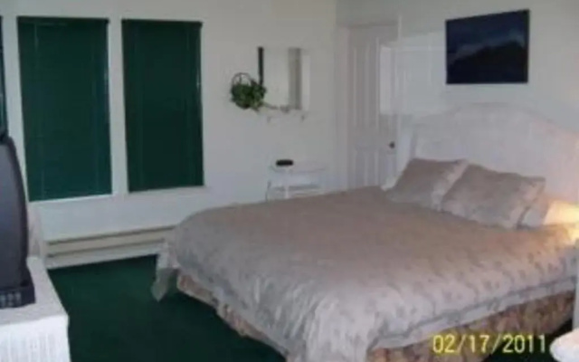 Rosebud 3 Br Home by RedAwning