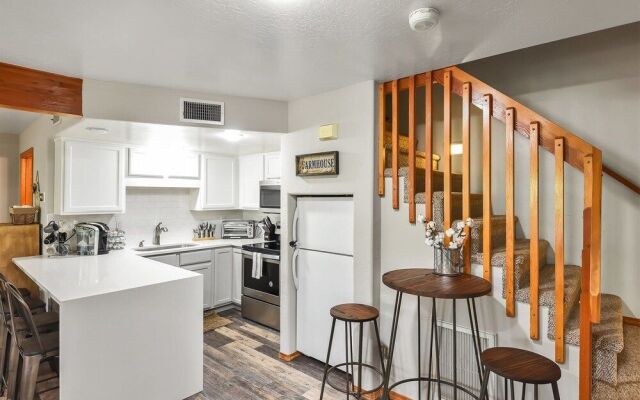 Cozy Hilltop Retreat