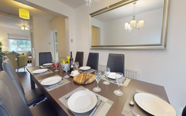 Parlaunt House - 3 Bedroom With Free Parking