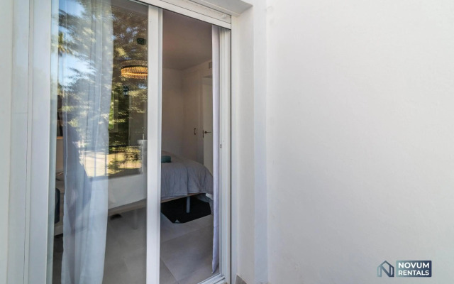 TOP RENOVATED 3-BDRM TOWNHOUSES with POOL, BBQ & ROOFTOP TERRACES