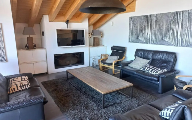 Hilltop Apartment With Valley Views