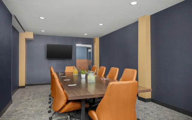 Hotel Westport Kansas City, Tapestry Collection By