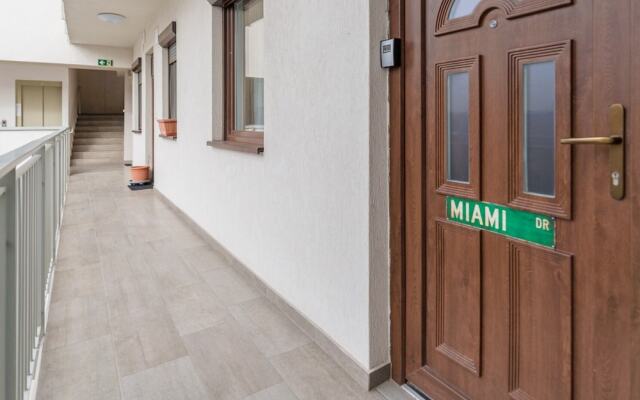 Miami Vice Apartment with Balcony