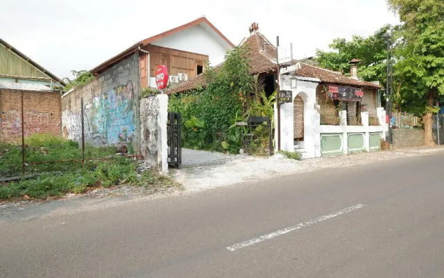 OYO 4016 Tan Jokteng Guest House