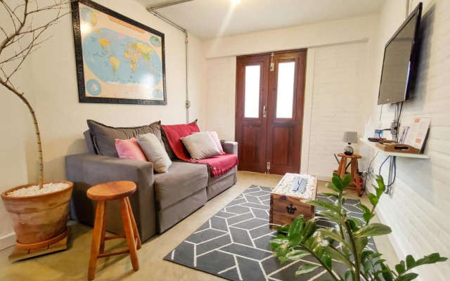 Casa de Tijolinho com Netflix e estacionamento