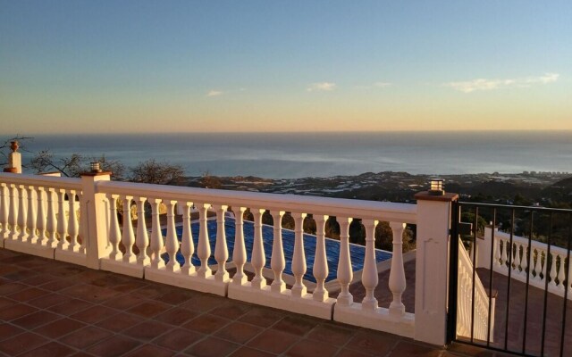 Villa With 3 Bedrooms in Sayalonga - Málaga, With Wonderful Mountain V