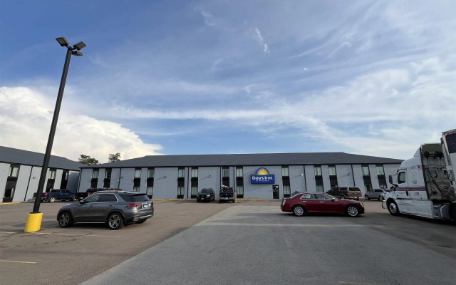 Days Inn & Suites by Wyndham Bloomington/Normal IL