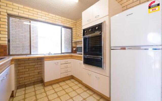 Golden Shores Unit 3, 21 Landsborough Parade