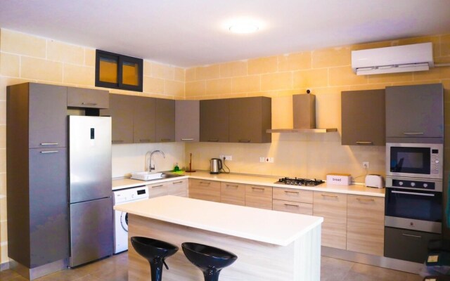 3 Bedroom Apartment With Private Pool and hot tub