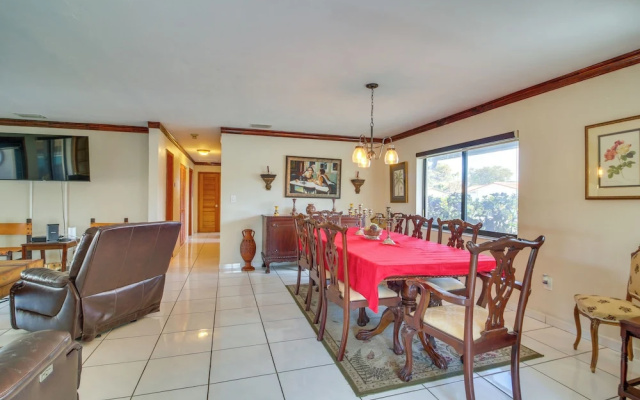 Group-friendly Miami Getaway 2 Mi to FIU