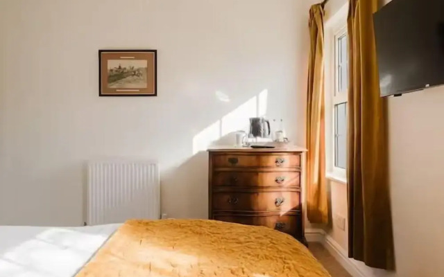 Idyllic Foodie Retreat above Silks Pub
