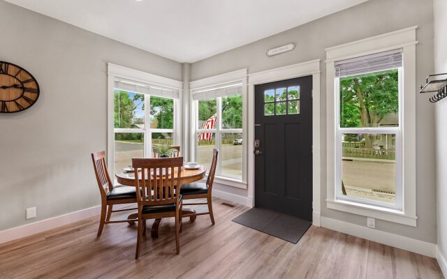 Cozy Chic Home In Downtown Loveland!