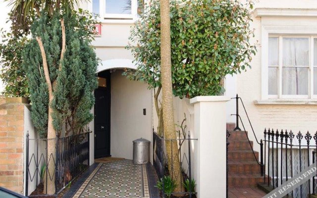 Veeve  Light And Open 2 Bed House Moore Park Road Fulham