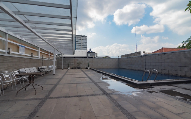 Urbanview Hotel Newton Riau Bandung